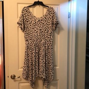 Softest free you will wear. Uneven cut bottom which makes the hang super cute.